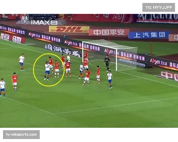 特写：训练场上，年轻球员反复练习主罚角球的不同落点